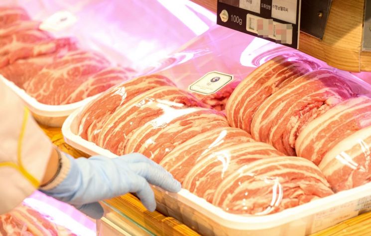 서울 한 대형마트 축산코너 판매대에 돼지고기가 진열되고 있다.강진형 기자