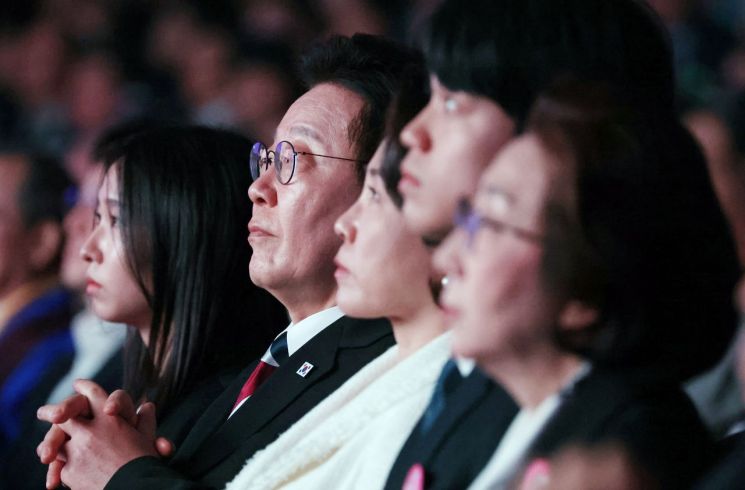 "과거사 대신 셔틀외교"…日 언론, 李 대통령의 '미래지향' 기념사 주목