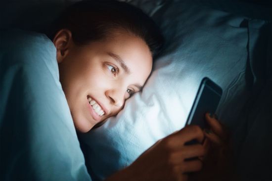 "머리맡 휴대전화, 암 유발?"…7년 추적 실험 결과는