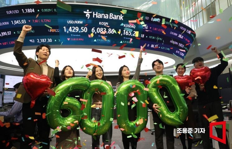 '돈 복사기' 소문 진짜였네…1년 새 두 배 오른 주식에 '축포' 터졌다