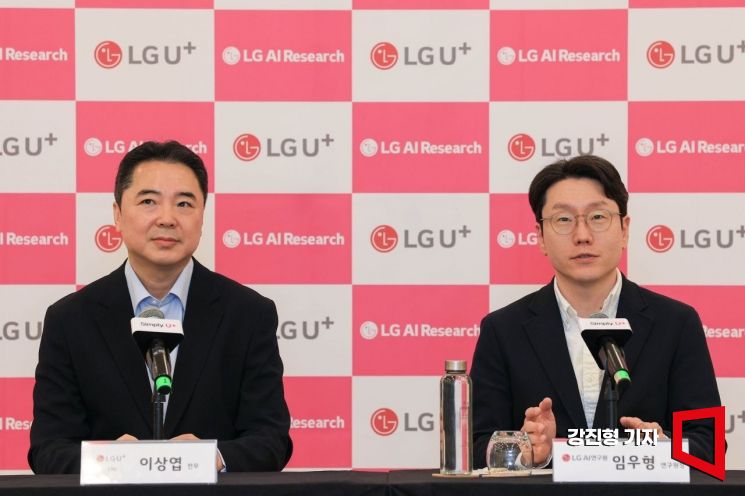 [포토] 취재진 질문에 답하는 임우형 LG AI연구원장