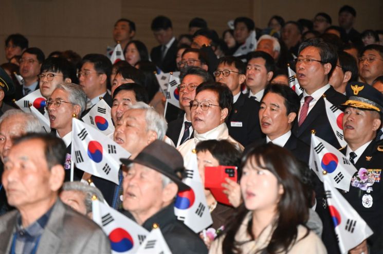 경남도, 107주년 3·1절 기념식 … "오늘의 번영, 위대한 희생 덕분"