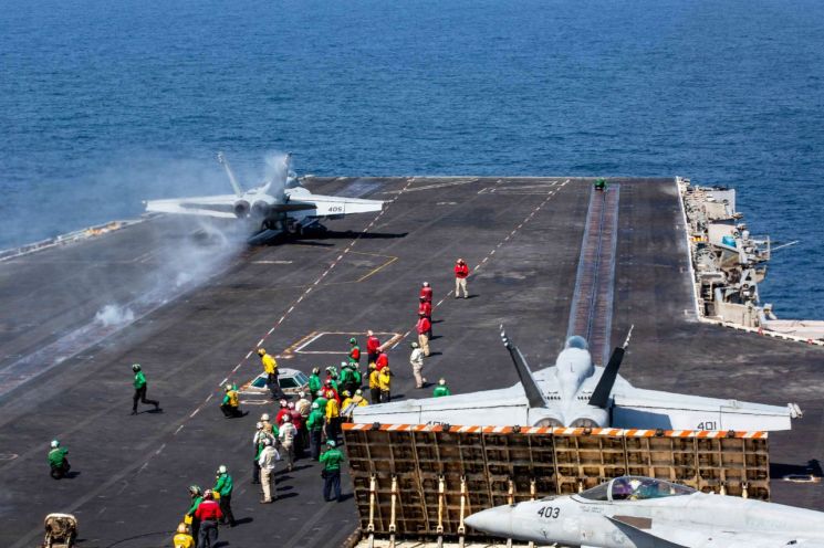 "육지와 바다가 무덤 될 것"…이란, 美 항모 링컨호에 탄도미사일 4발[美 이란 공습]