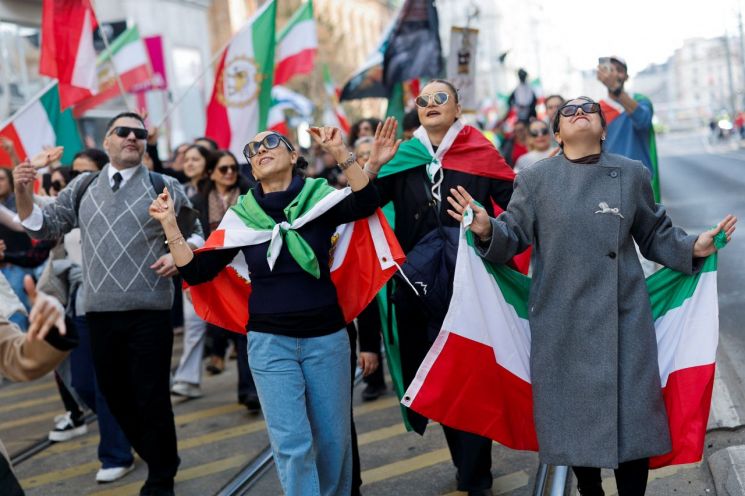 하메네이 사망에 분열된 이란…축하하는 국민, 애도하는 국민[美 이란 공습]