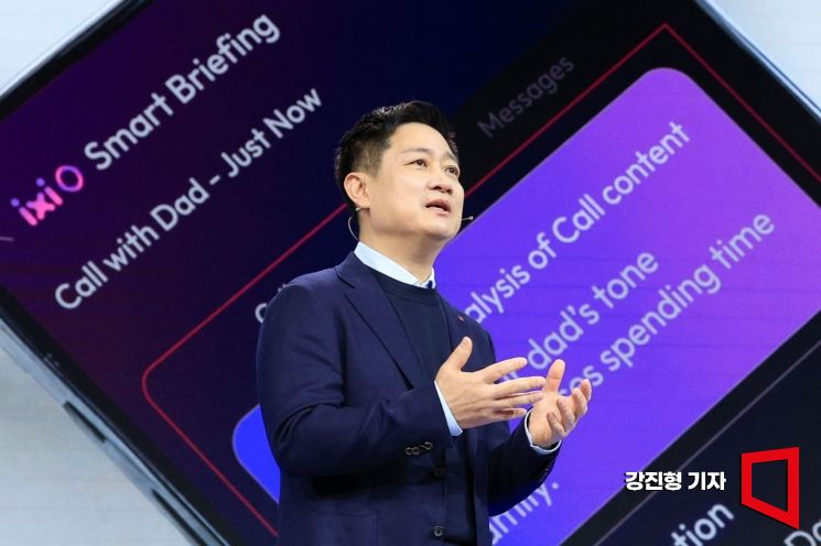 [포토] MWC 기조연설서 '익시오' 발표하는 홍범식 LG유플러스 대표