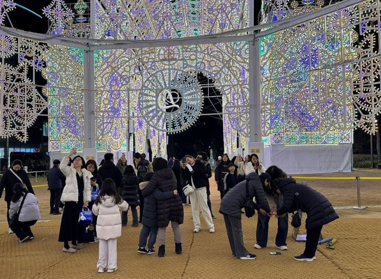 '490만명 방문' 롯데월드타워·몰…루미나리에 효과, 2월 역대 최대