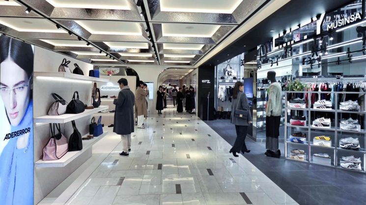 갤러리아百, 명품관 웨스트 3층 리뉴얼…패션·라이프 중심 재편