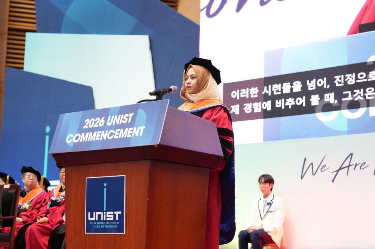 암 극복 박사·두 번 창업 학사… UNIST 졸업식 빛낸 ‘속도보다 방향’