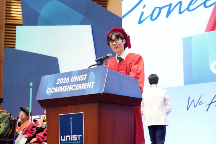 암 극복 박사·두 번 창업 학사… UNIST 졸업식 빛낸 ‘속도보다 방향’