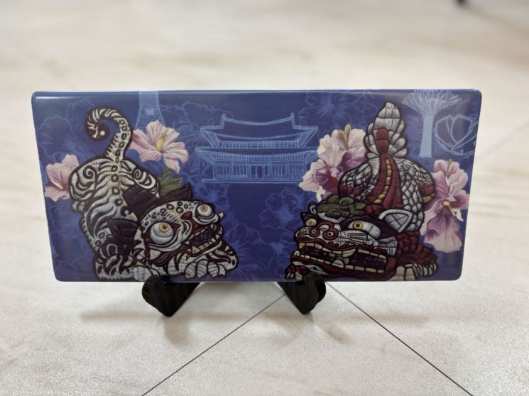 李대통령, 싱가포르 총리에 '호랑이·사자 민화' 서양식기 세트 선물