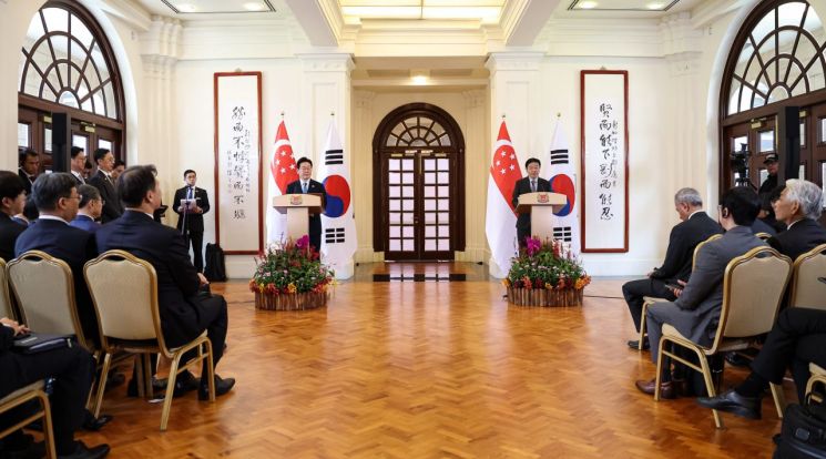 싱가포르 北美회담 소환한 李대통령 "한반도 평화에 역할 해달라"