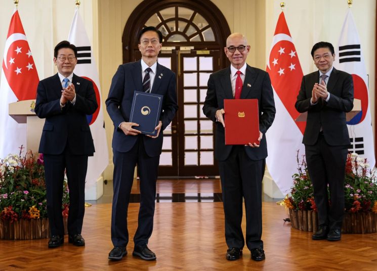 '싱가포르 北美회담' 소환한 李대통령 "한반도 평화에 역할 해달라"…FTA 개선협상도 개시 (종합)