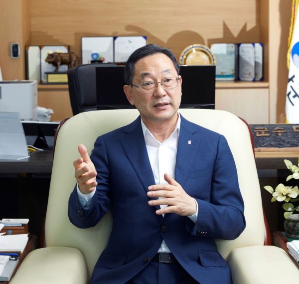 '400억 특혜·유착' 의혹에 칼 빼든 명현관…"흑색선전, 명예훼손"