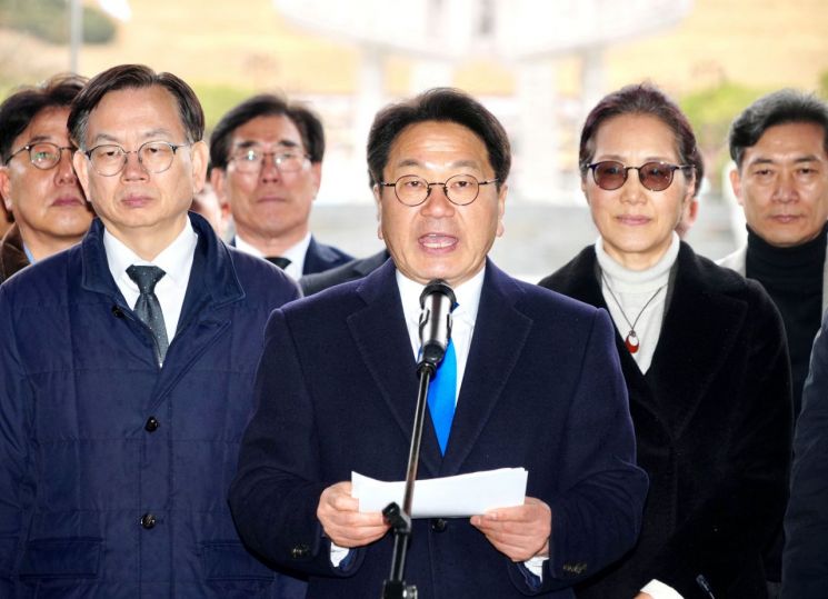 특별법 통과 후 5·18묘지 찾은 강기정…"광주전남 통합 새 역사 시작"