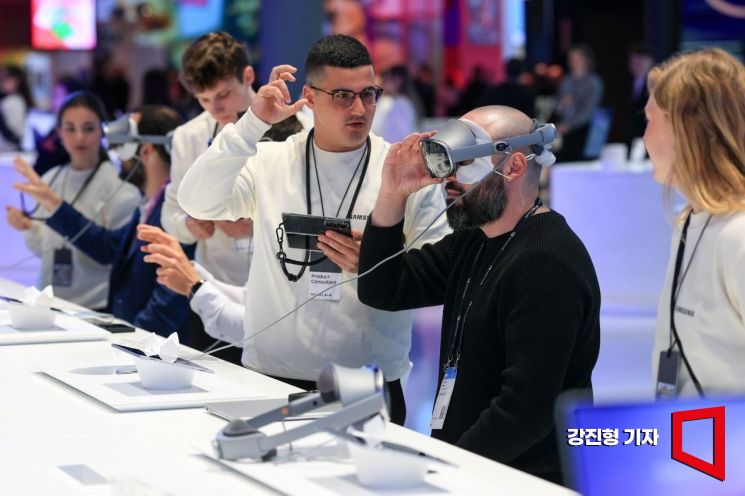 [포토] MWC 2026, 갤럭시 XR 체험하는 참가자들