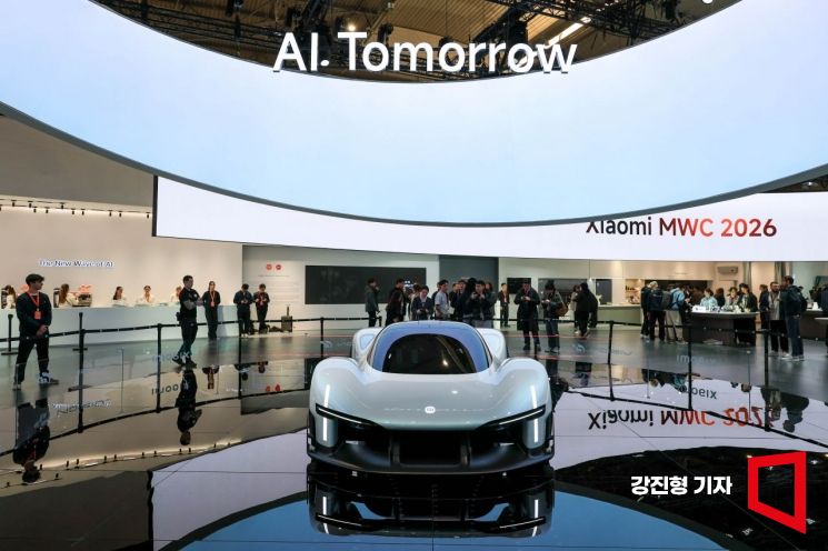 스마트폰서 로봇팔 달린 카메라 올라오더니 '빙그르르'…AI와 대화 듣고 고개도 '끄덕'[MWC26]