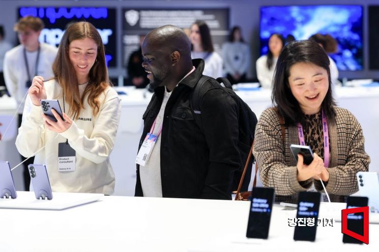 [포토] 갤럭시 S26 울트라 체험하는 MWC 참가자들