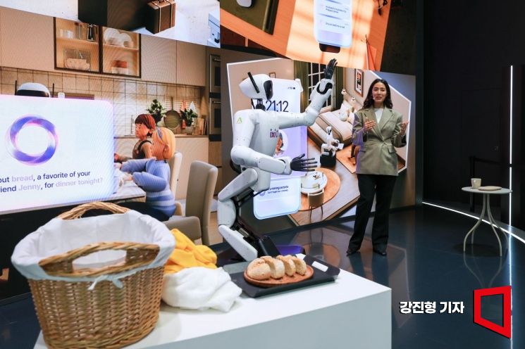 [포토] 관람객들에게 손 흔드는 로봇