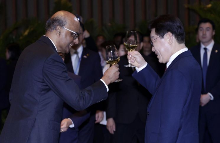 李, 트럼프·김정은 만났던 호텔서 "한반도 평화 노력 지지 믿는다"