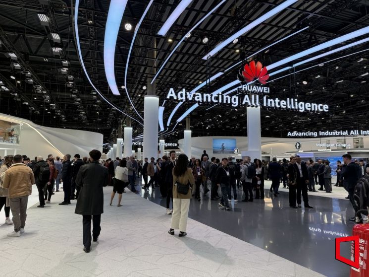 스마트폰서 로봇팔 달린 카메라 올라오더니 '빙그르르'…AI와 대화 듣고 고개도 '끄덕'[MWC26]