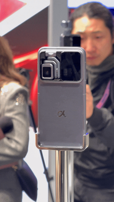 스마트폰서 로봇팔 달린 카메라 올라오더니 '빙그르르'…AI와 대화 듣고 고개도 '끄덕'[MWC26]