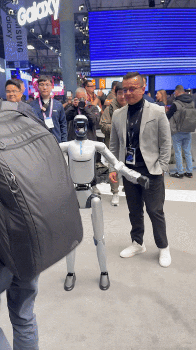 스마트폰서 로봇팔 달린 카메라 올라오더니 '빙그르르'…AI와 대화 듣고 고개도 '끄덕'[MWC26]