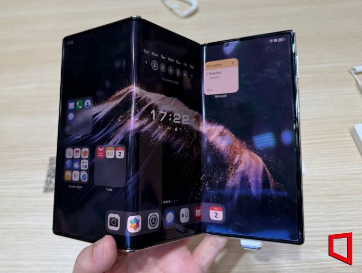 스마트폰서 로봇팔 달린 카메라 올라오더니 '빙그르르'…AI와 대화 듣고 고개도 '끄덕'[MWC26]