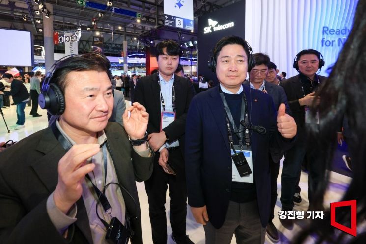 [포토] MWC 삼성 부스 방문한 홍범식 LG유플러스 대표