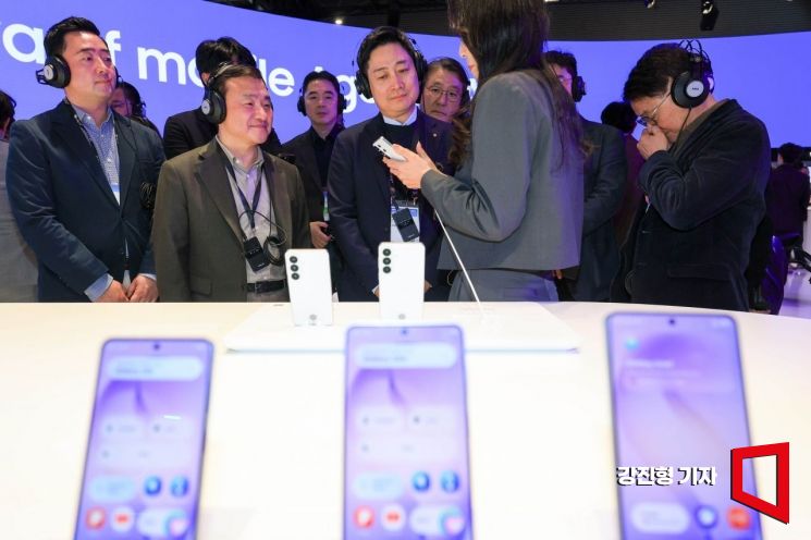 [포토] 삼성전자 갤럭시 부스 찾은 홍범식 LG유플러스 대표