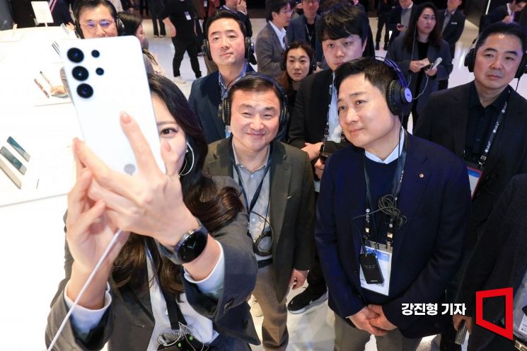 [포토] 함께 사진촬영하는 홍범식 LG유플러스 대표-노태문 삼성전자 대표이사 사장