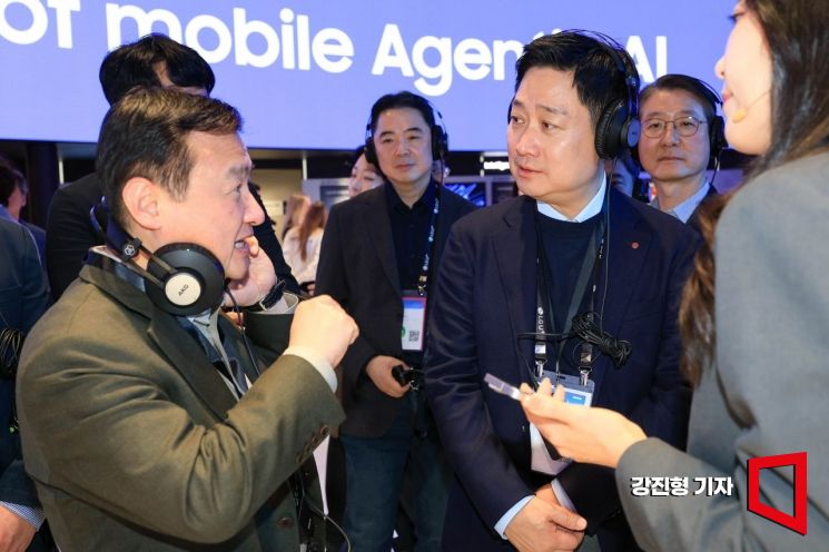 [포토] 의견 나누는 노태문 삼성전자 대표이사 사장-홍범식 LG유플러스 대표