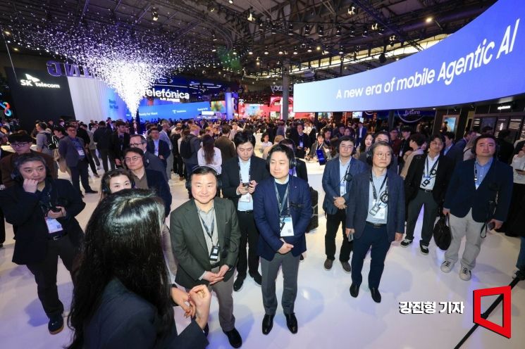 [포토] 삼성 AI 설명 듣는 홍범식 LG유플러스 대표