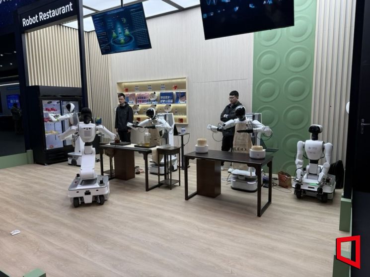 스마트폰서 로봇팔 달린 카메라 올라오더니 '빙그르르'…AI와 대화 듣고 고개도 '끄덕'[MWC26]