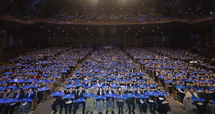 2일 김동연 경기도지사의 출판기념회에 참석한 인사들이 '김동연, 나 답게 사는 세상' 표어를 들고 기념사진을 찍고 있다. 경기도 제공