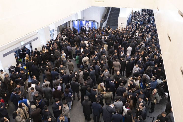 2일 김동연 경기도지사의 출판기념회장을 찾은 인사들이 경기아트센터 로비에서 지인들과 담소를 나누고 있다. 경기도 제공