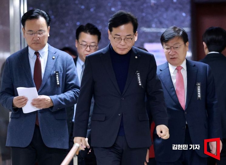 [포토] 원내대책회의 향하는 송언석