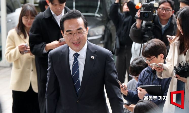 [포토] 밝은 모습으로 출근하는 박홍근 후보자