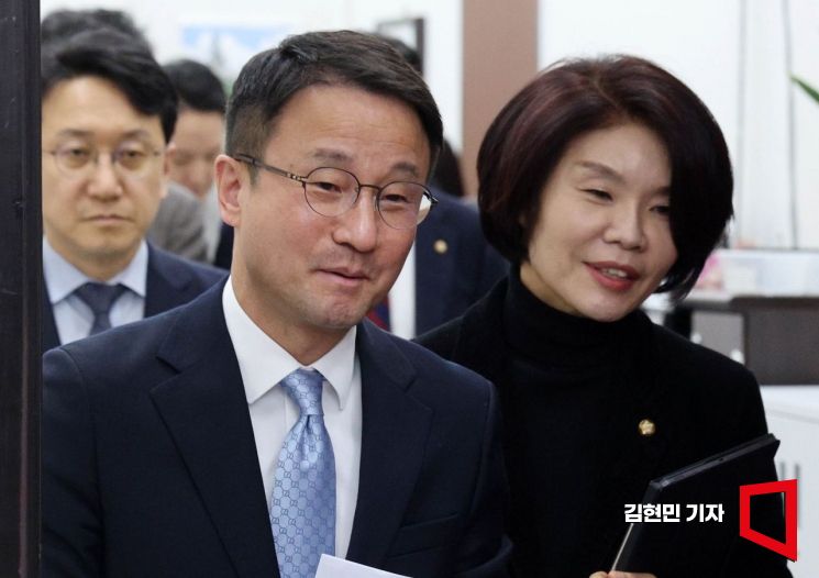 [포토] 원내대책회의 향하는 한병도-한정애