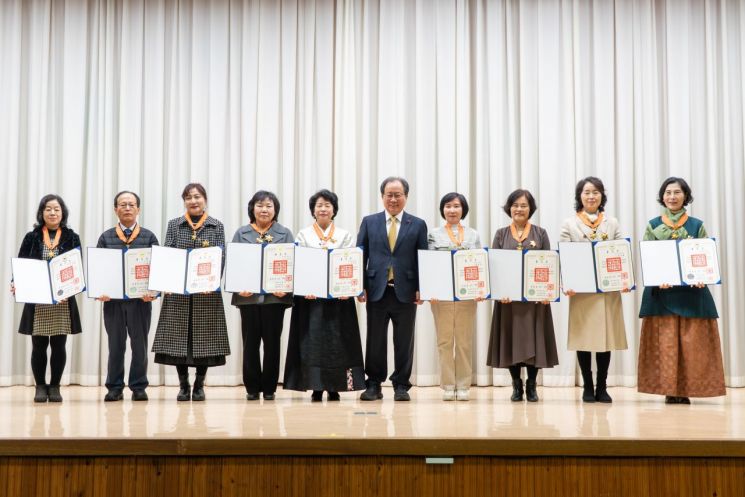 부산시교육청, 퇴직교원·모범교육공무원 포상 전수식 개최