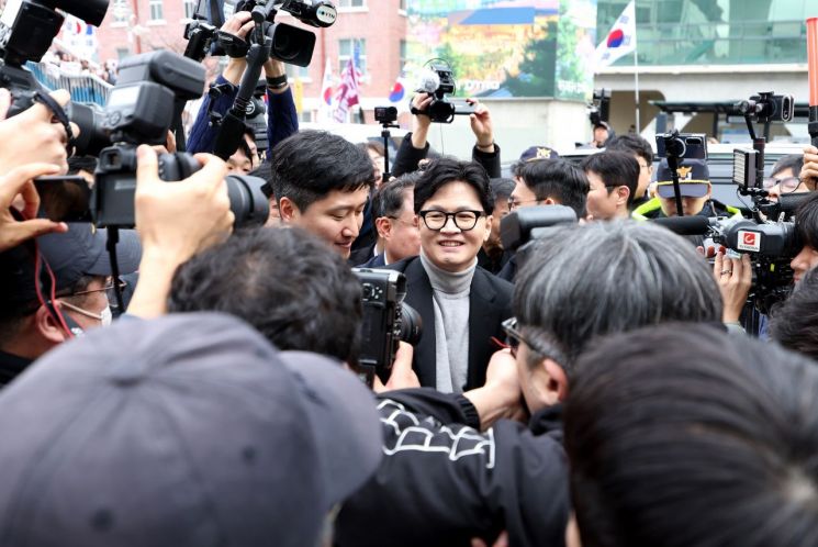 국힘 당협위원장, '韓 대구 동행' 친한계 인사 8명 윤리위 제소