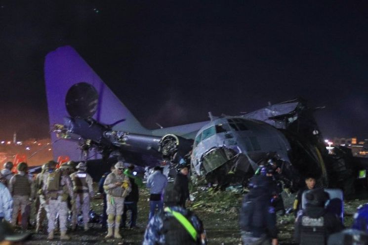 현금 수송기 추락에 22명 사망했는데…수백명 몰려 돈만 '줍줍' 논란