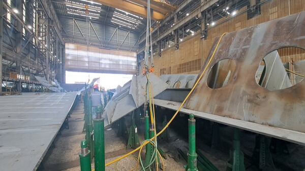 대불산단 중형조선소서 1t 블록 무너져 30대 압사