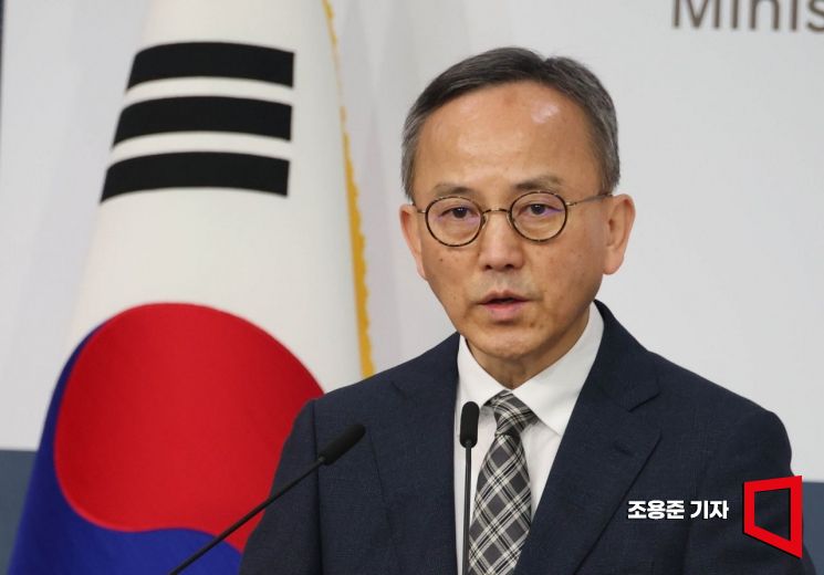 [포토] 취재진 질문에 답하는 박일 외교부 대변인