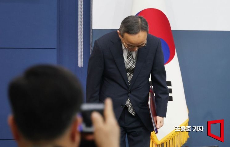 [포토] 인사하는 박일 외교부 대변인 