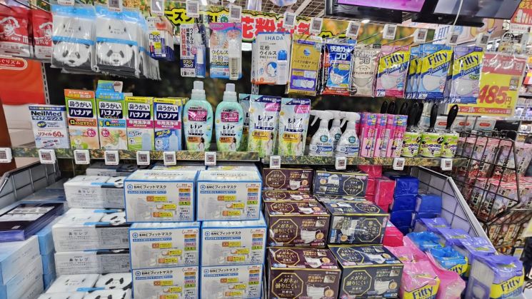 일본 빅카메라 유라쿠쵸점의 '카훈쇼 전문 코너'. 꽃가루용 스프레이, 마스크, 휴지, 섬유유연제와 세제 등을 진열하고 있다. 전진영 기자.