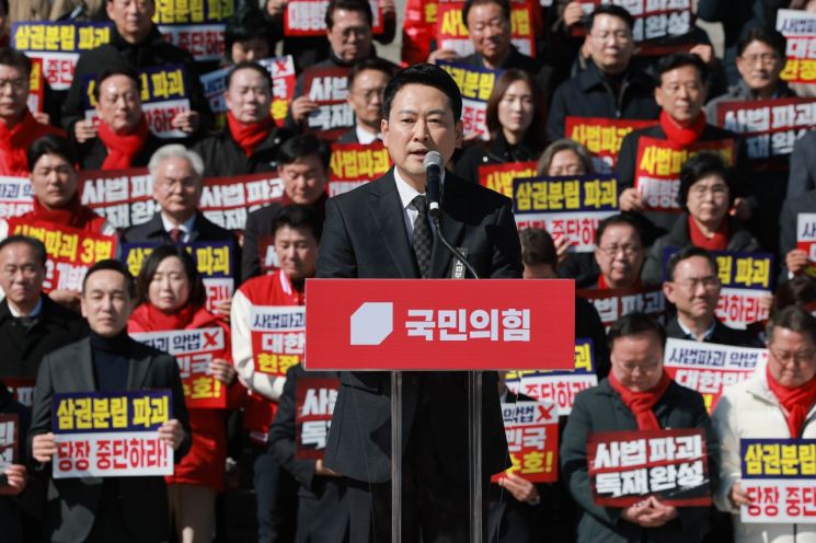 장외 투쟁 나선 장동혁 "李 대통령, '사법 3법' 거부권 행사하라"