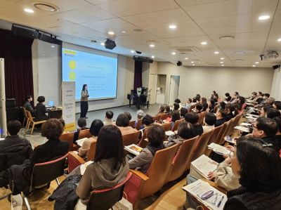 KB국민은행이 지난달 27일 현대백화점과 함께 경기 성남시 분당구 현대백화점 판교점에서 시니어고객 80명을 초청해 연 '골든 클래스' 현장 모습. 국민은행