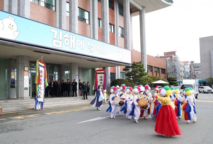 모두 평안하길 … 김해시, 정월대보름 지신밟기