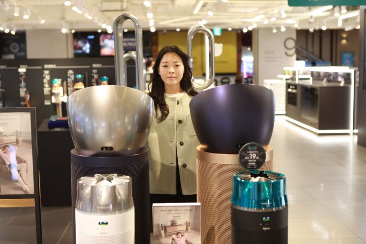 [포토] 롯데백화점 광주점, 봄철 미세먼지 잡는 '공기청정기' 선봬