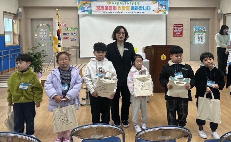 "책과 함께 첫걸음" 영천시립도서관, 북스타트 책날개 책꾸러미 배부